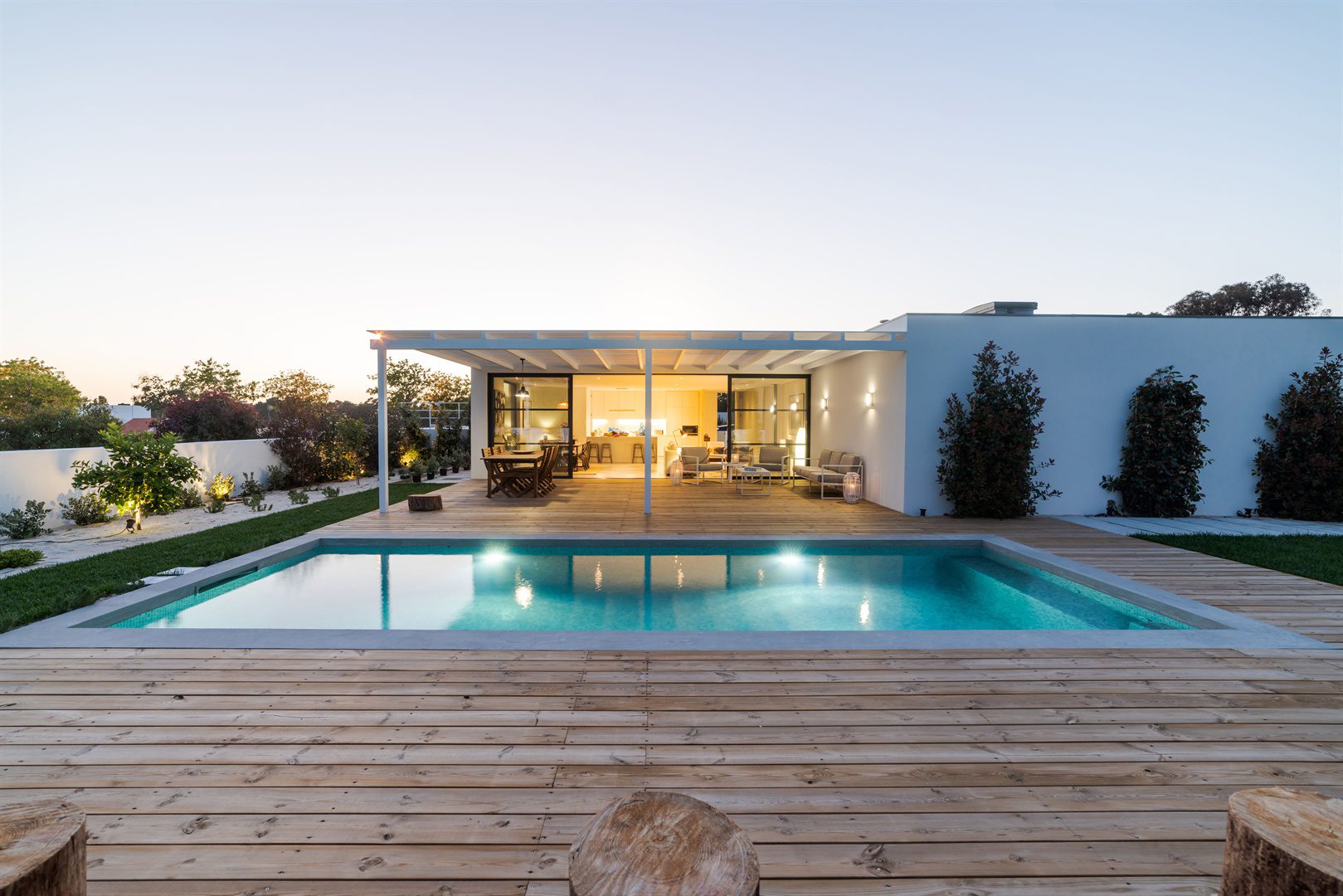 modern-house-with-garden-swimming-pool-and-wooden-deck