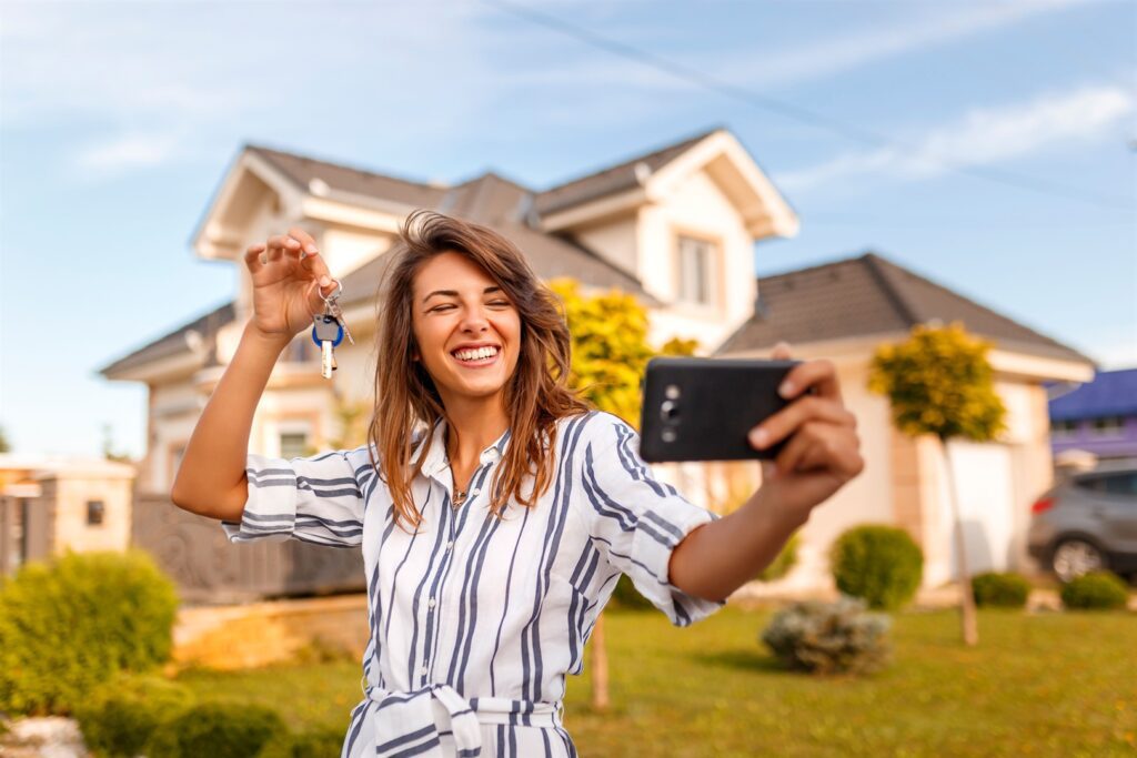 woman-taking-a-selfie-with-her-new-house-keys