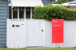 red-for-lease-sign-on-a-house-in-the-rental-property